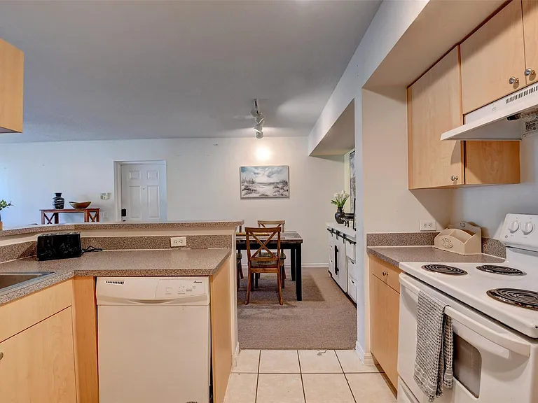 703 Villa Cir #703 — Photo 6