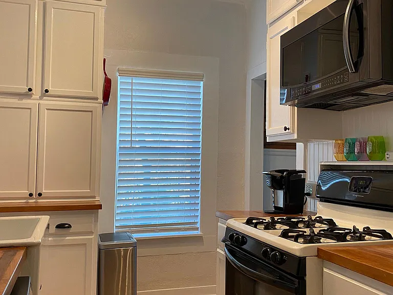 1009 Gillespie St — Photo 2