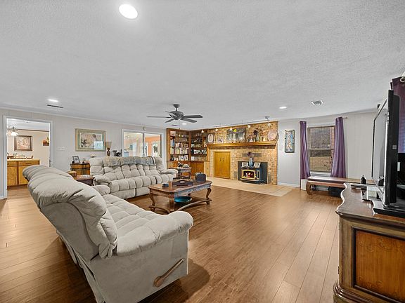 4th image of 3284 Finch Rd
