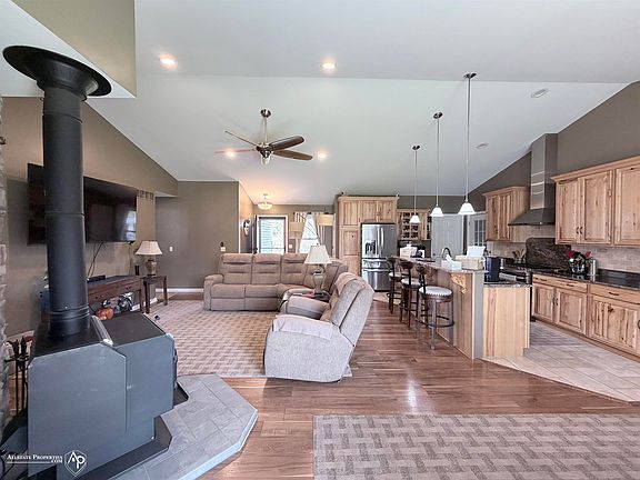3rd image of 10218 Farrand Rd