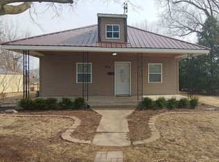 810 N 4th St, Elsberry, MO 63343