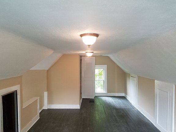 4th image of 157 Hollinger Ave