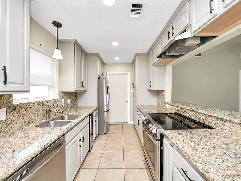 1104 N Heron Dr — Photo 7