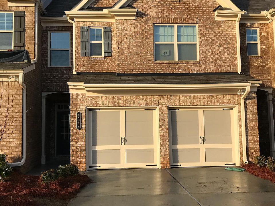 Townhome with 2 car garage