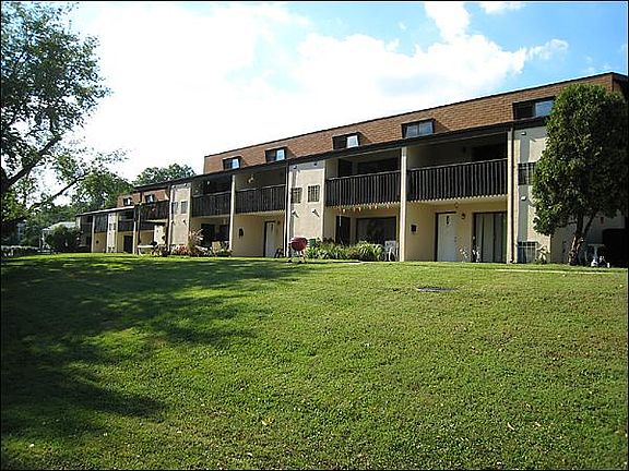 2nd image of 33 N Devon Park Ct #33
