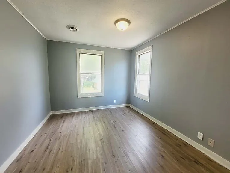 404 E Phoenix Ave — Photo 6