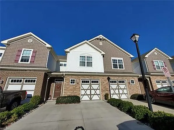 424 Autumn Green Ln, Chesapeake, VA 23320