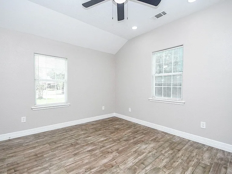 1405 Richard Ave — Photo 9