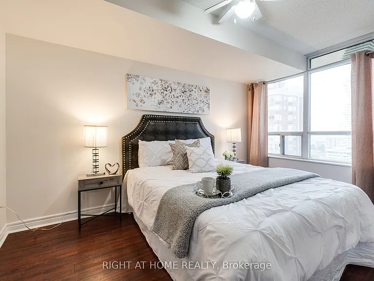 310 Burnhamthorpe Rd W #1713 — Photo 28