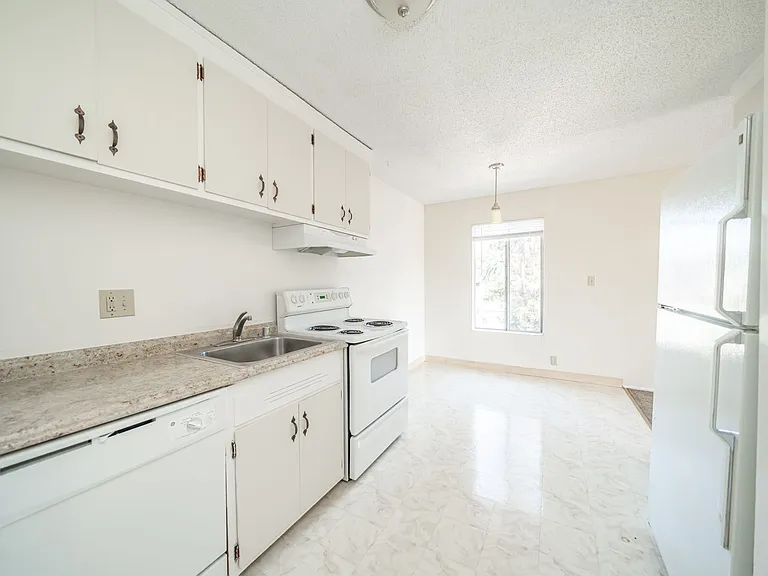 33 Moss Avenue — Photo 2