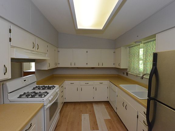 2nd image of 138 Harriet Dr