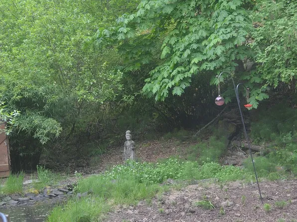 667 Kamapheema Pl, Eugene, OR 97405