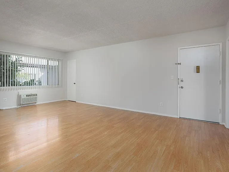 12860 Oxnard St #5 — Photo 8
