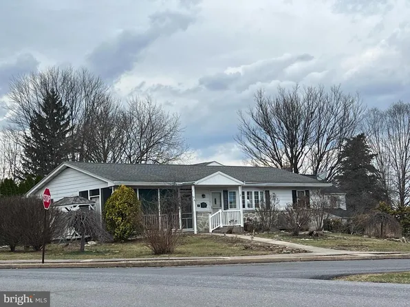 2 Locust Ln, Womelsdorf, PA 19567