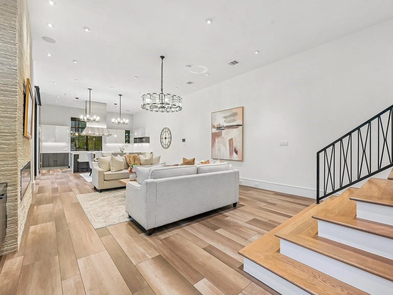 4 bed, 5.0 bath, 3979 sqft, $8,500 — Photo 3