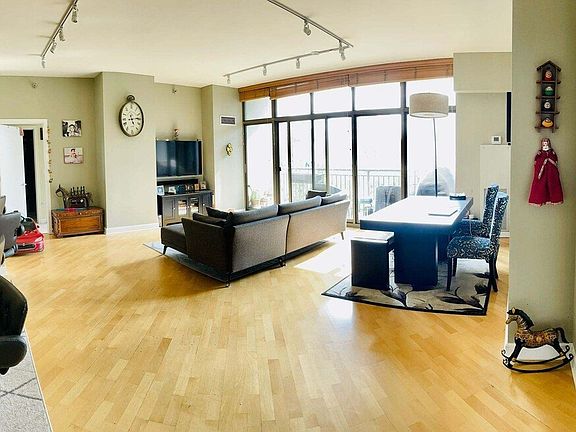 5th image of 1335 S Prairie Ave Unit 808