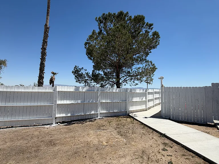 13950 Hesperia Rd #1B — Photo 7