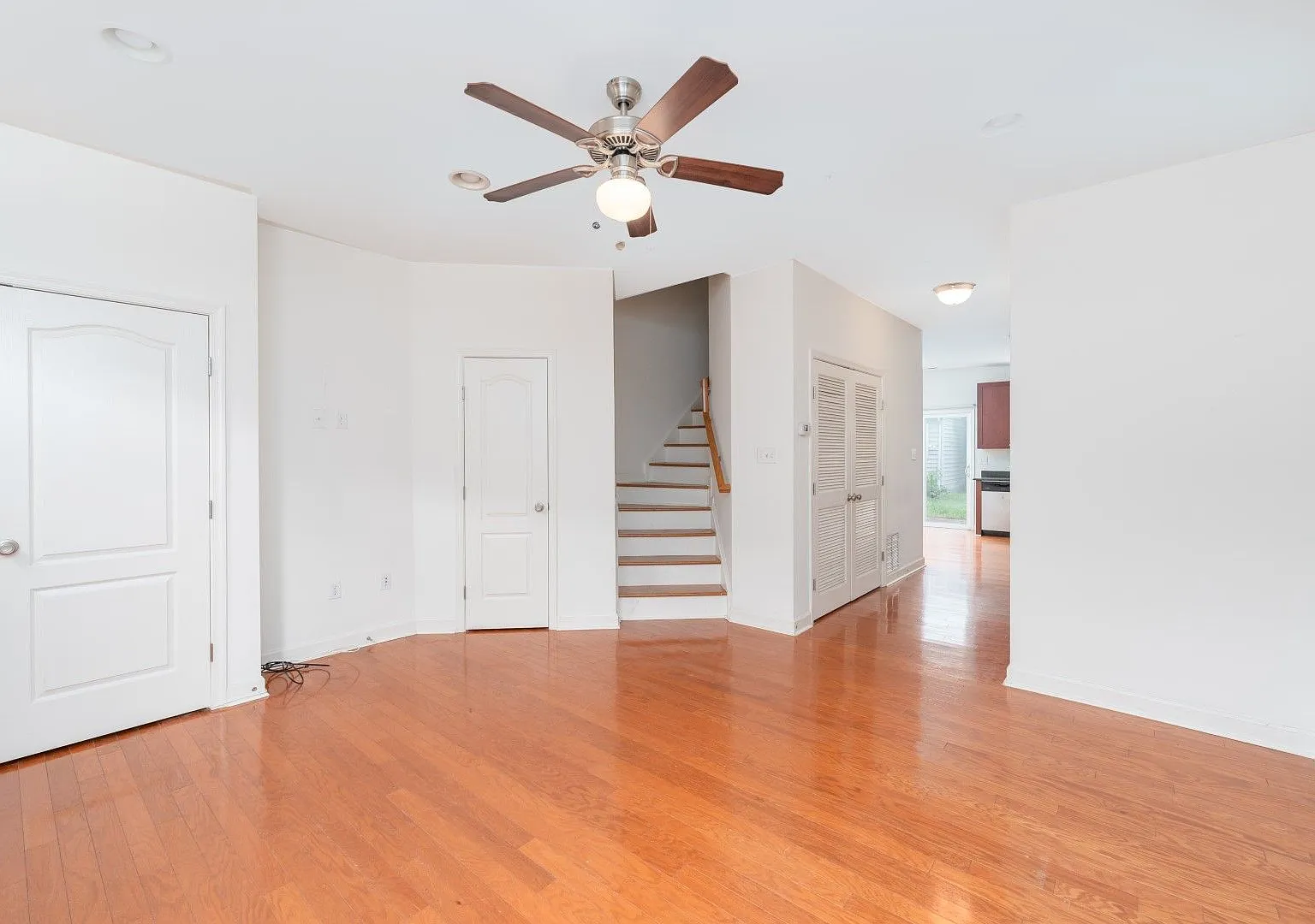 Four Large Bedrooms, 2.5 Bathroom Townhouse in South Baltimore — Photo 3