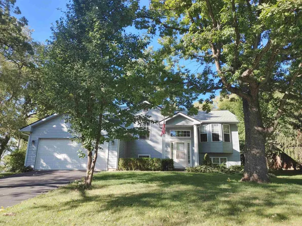 202 King Henry Rd SE, Poplar Grove, IL 61065