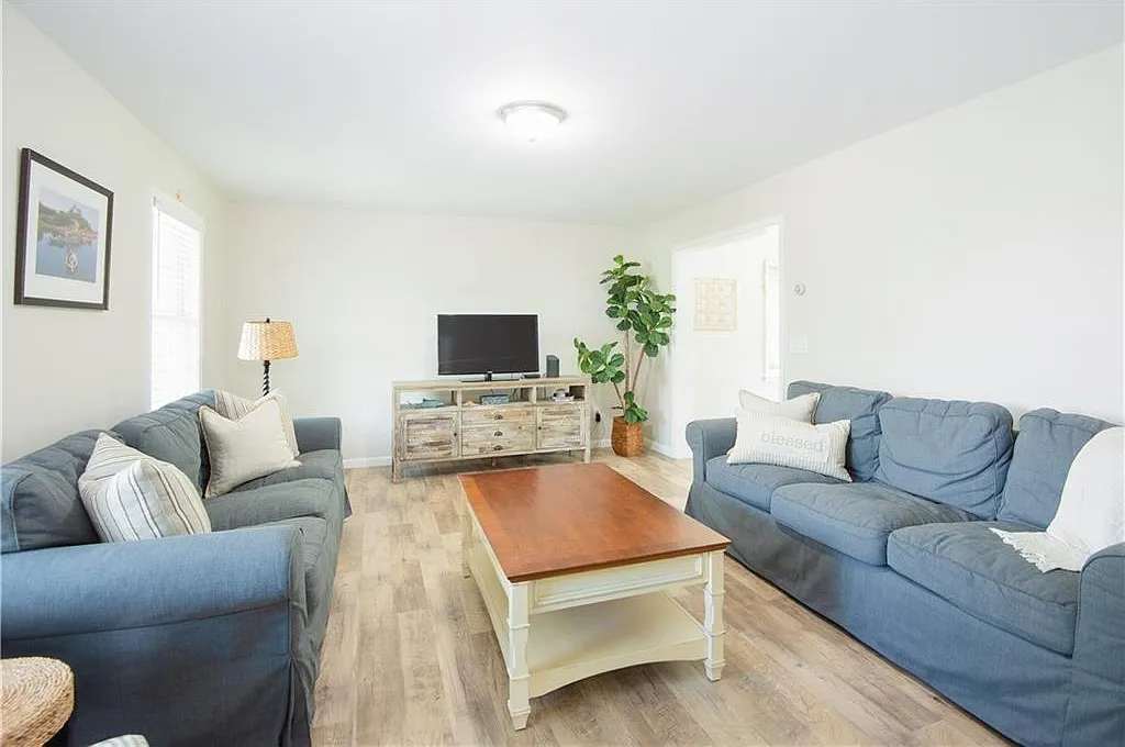 3 bed, 2.5 bath, 2524 sqft, $3,600 — Photo 4