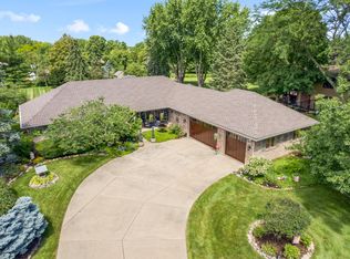 13N430 Chisholm Trl, Elgin, IL 60124
