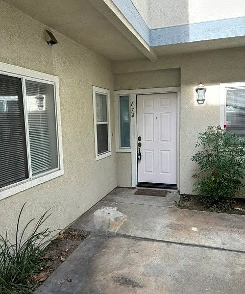 674 W Vermont Ave — Photo 2