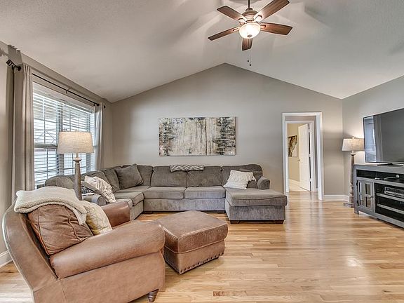 3rd image of 114 Inglewood Ct
