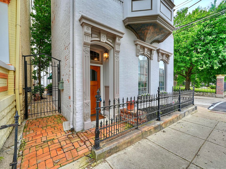 1st image of 18 W 8th St