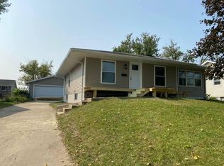 54 Fleetwood Rd NW, Cedar Rapids, IA 52405