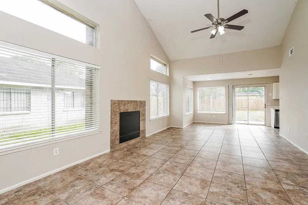 3 bed, 2.0 bath, 1238 sqft, $1,705 — Photo 4