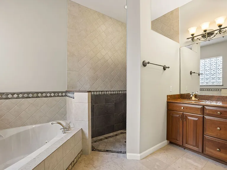 5554 Palm Lake Cir — Photo 32