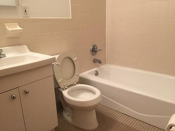 5th image of 304 Pleasant Ave APT 3S