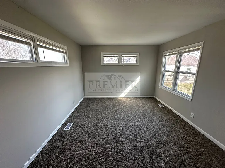 184 W North St — Photo 17
