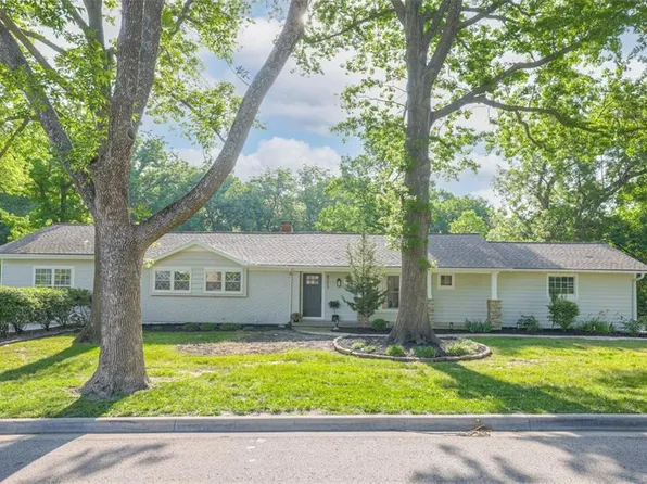 8217 Wenonga Rd, Leawood, KS 66206