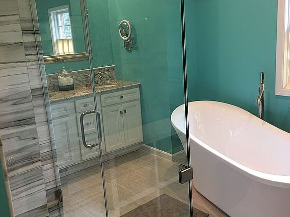 Master En-suite Bath 