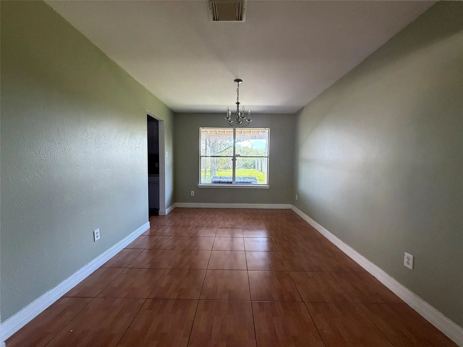 4 bed, 2.5 bath, 2180 sqft, $1,895 — Photo 4