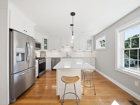 2nd image of 61 Valley St APT 2
