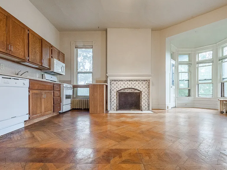 130 E Gorham St — Photo 1