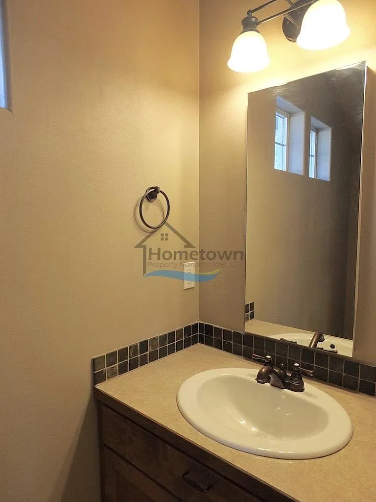 4 bed, 2.5 bath, 1869 sqft, $2,400 — Photo 4
