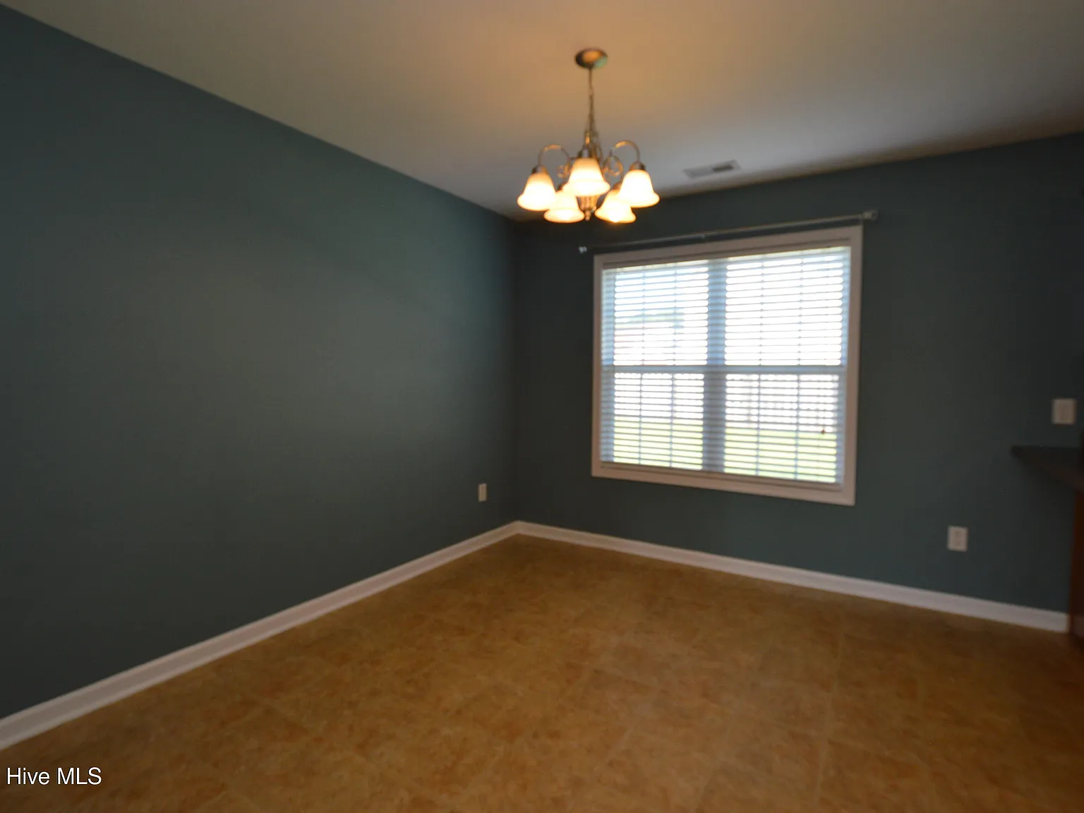 4 bed, 2.5 bath, $1,700 — Photo 4