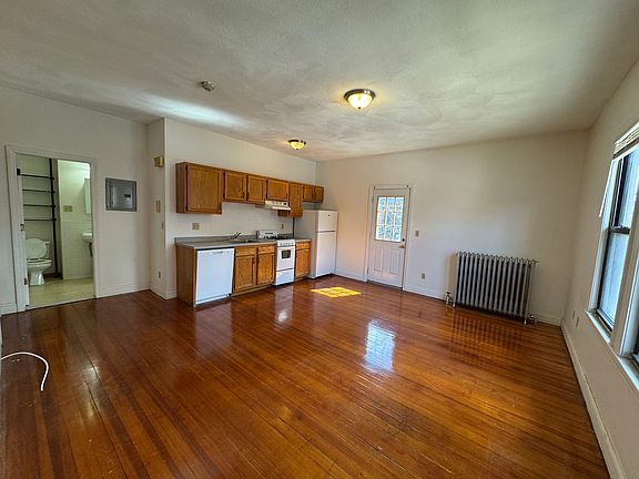5th image of 163 Strathmore Rd APT 3