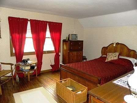 2nd Story Bedroom w/Hardwood Flooring
