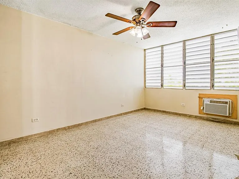 Cond. Laguna Gardens II 2 Ave. Laguna #9A — Photo 9