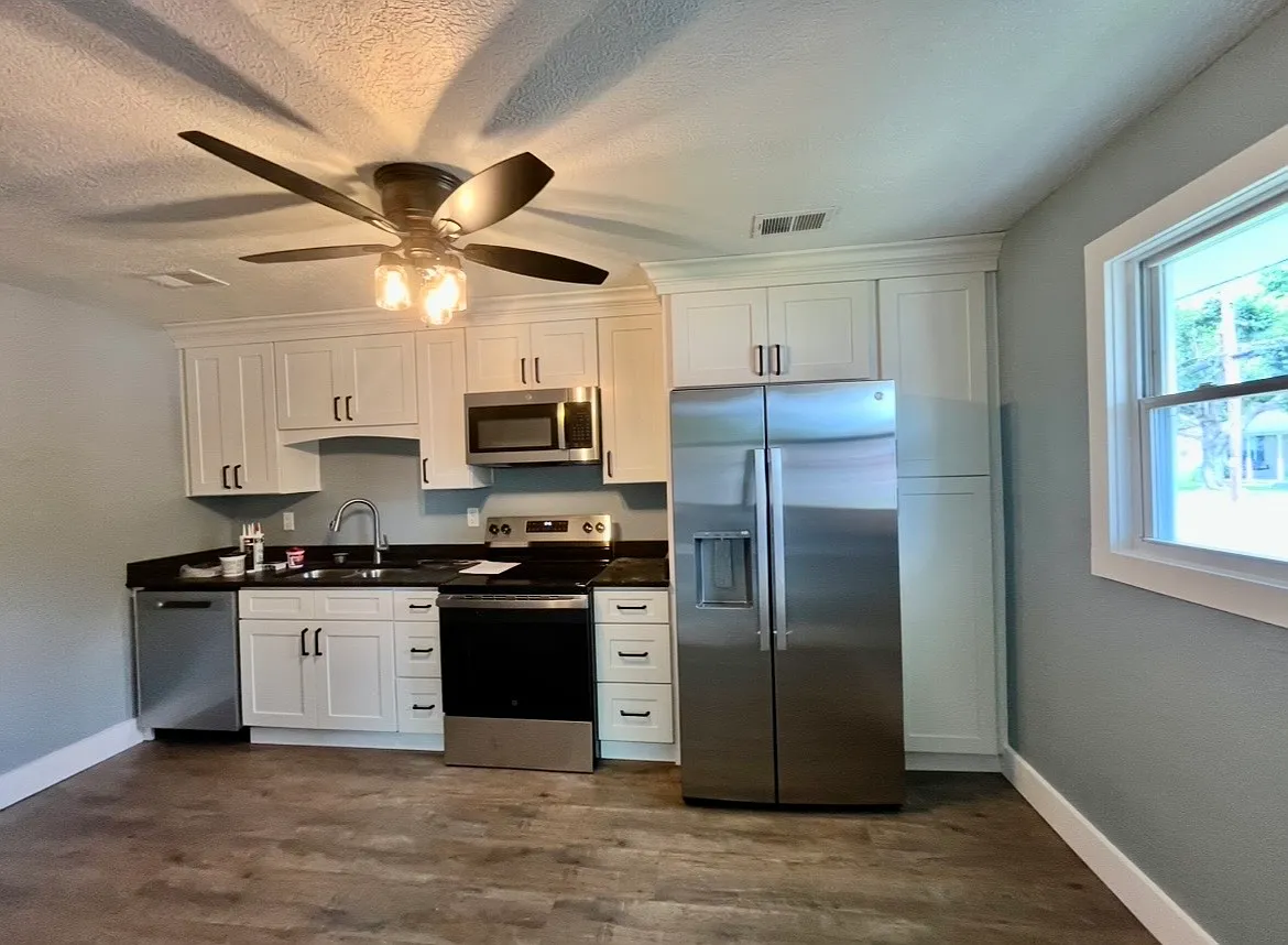 2 bed, 1000 sqft, $1,300 — Photo 2
