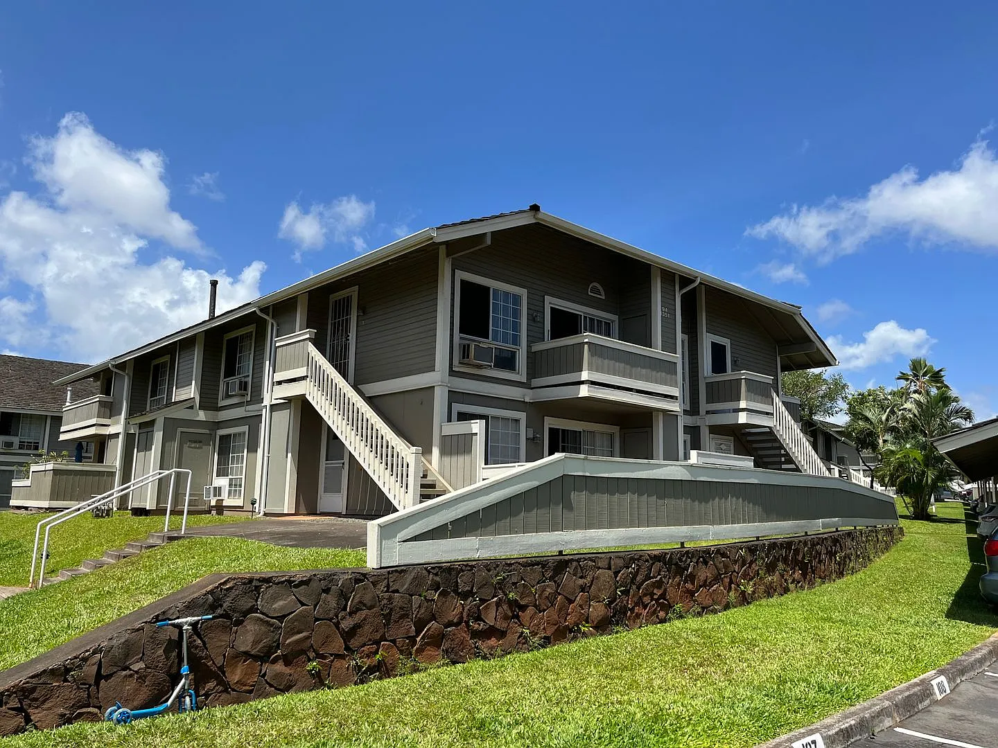 $2,500 Waipahu (Royal Palm at Waipio) - Great Location - 2 bedroom townhome with A/C & 1 parking — Photo 1