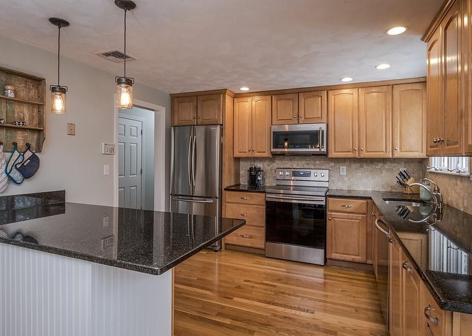1st image of 17 Cobble Knoll Dr