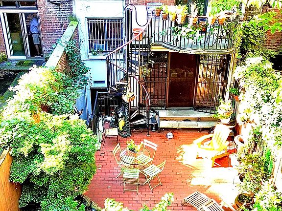 2nd image of 129 W 70th St #1