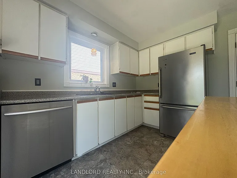 833 Laurier Ave — Photo 21