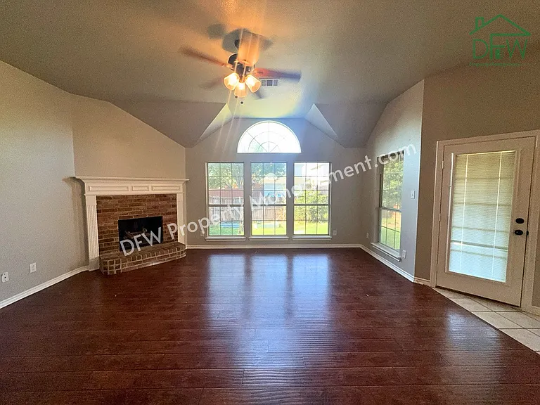 1541 Mountain Laurel Ln — Photo 2