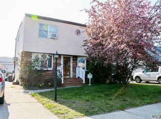 82 Moeller St, Hicksville, NY 11801